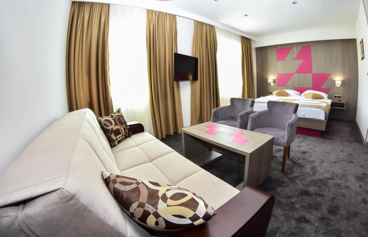 Hotel Kljuc エクステリア 写真